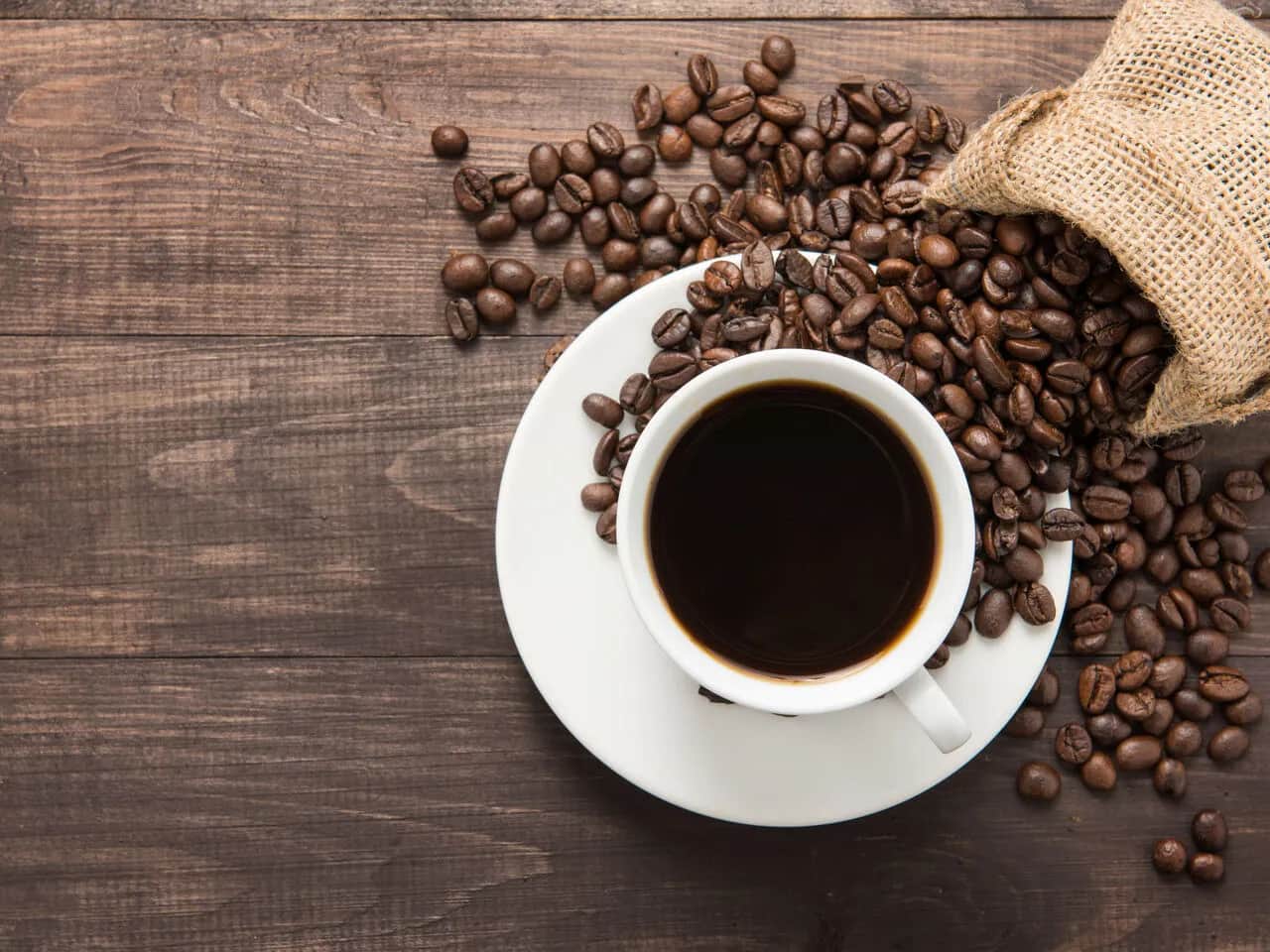 Kawa po lekach? Ile odczekać? Poznaj bezpieczne zasady!