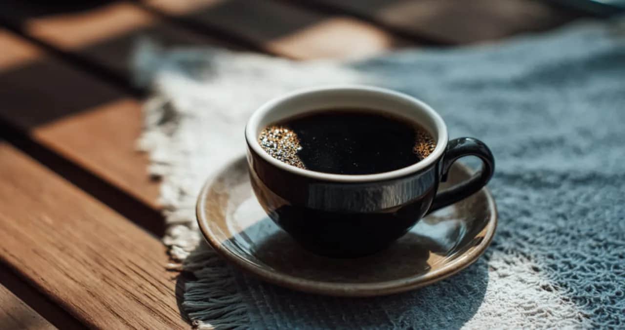 Czarna kawa z ekspresu: 2-5 kcal! Co podnosi kaloryczność?